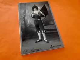 SCHWIIZER MAA DAZUMAL - en COSTUME d`EPOQUE - LAUSANNE